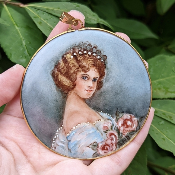 Other - Vintage hand painted handmade circle pendant ceramic art lady flowers